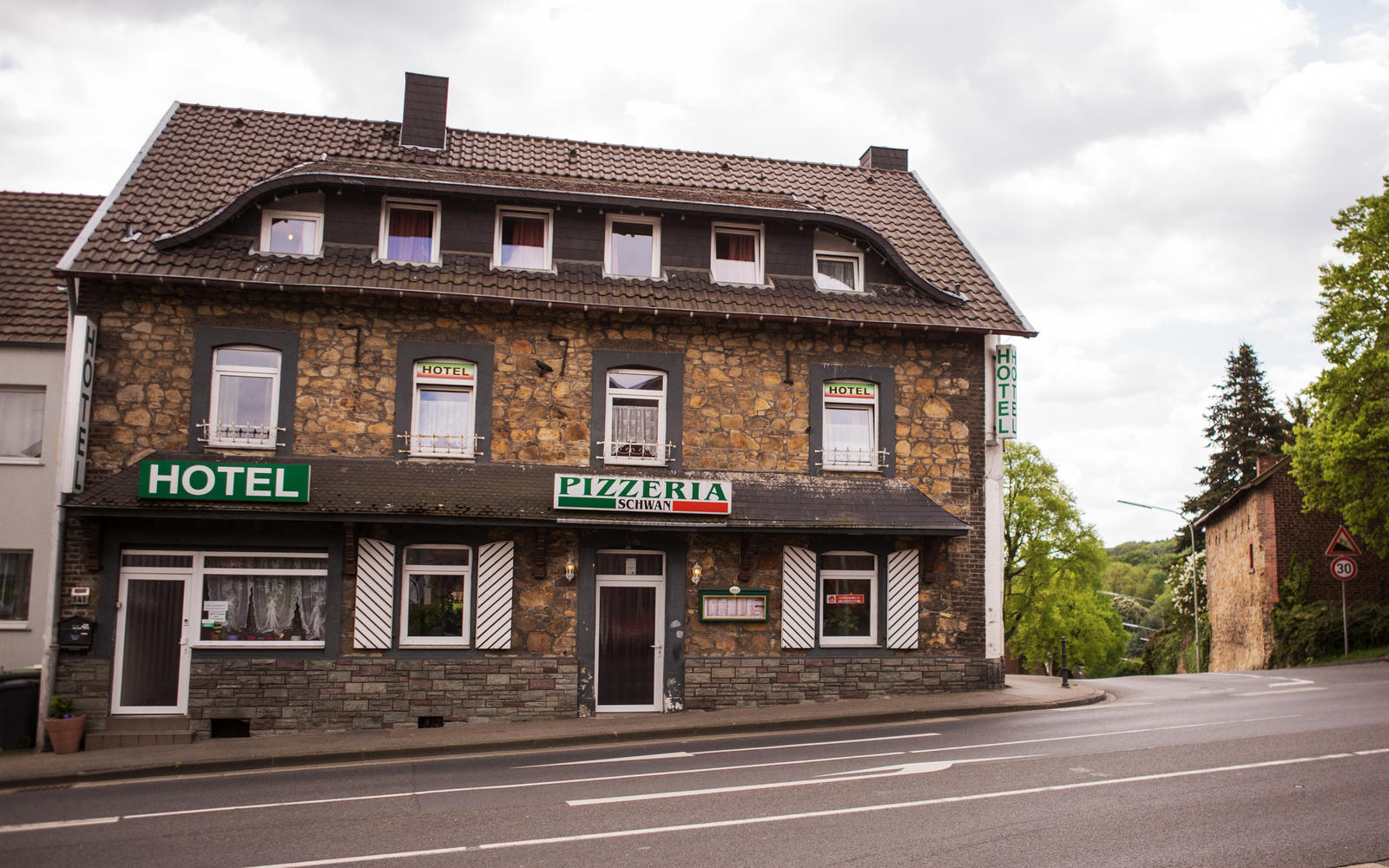 Unser schönes Gasthaus Schwan bietet Ihnen einen moderaten Standart und ist günstig gelegen. Wir bieten Ihnen einen erholsamen Aufenthalt zu einem angemessenen Preis. 36 nette und saubere Zimmer in drei bezaubernden Häusern stehen Ihnen zur Übernachtung zur Verfügung. Alle Gästehäuser sind hell, freundlich und bieten mehrere Annehmlichkeiten. Die Häuser sind, mit einer maximalen Distanz von 50 Metern, sehr nah aneinander gelegen. 